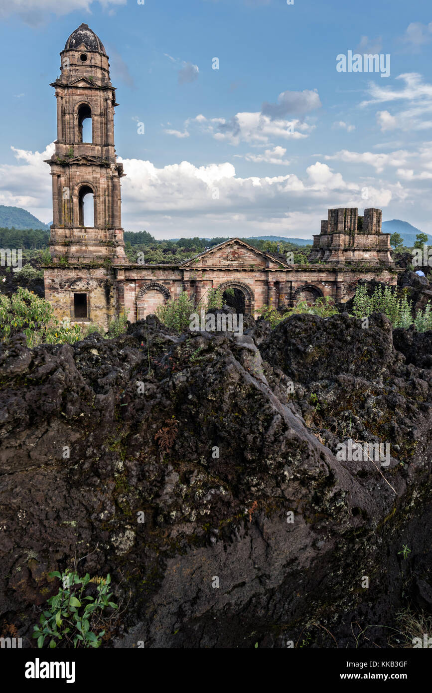 El campanario de la iglesia de San Juan Parangaricutiro se alza de un mar  de roca de lava seca en el remoto pueblo de San Juan Parangaricutiro,  Michoacán, México. Esta iglesia es