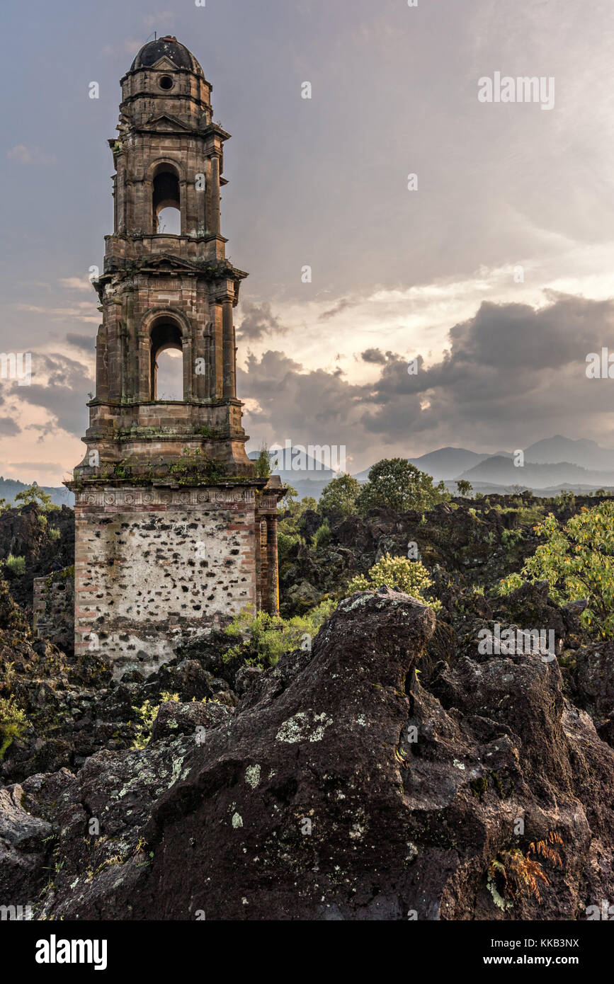 San juan parangaricutiro church fotografías e imágenes de alta resolución -  Alamy