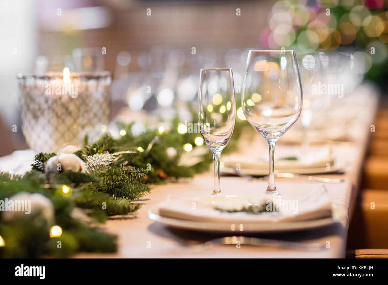 https www alamy es foto cena de navidad fiesta una mesa de comedor decorado con copas de champana y arbol de navidad en segundo plano 166816905 html