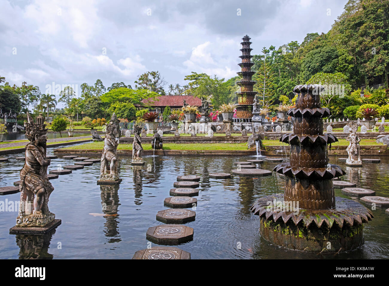 Estanques y fuentes en tirta gangga, antiguo palacio real palacio de agua en ababi, karangasem cerca abang en la parte oriental de Bali, Indonesia Foto de stock