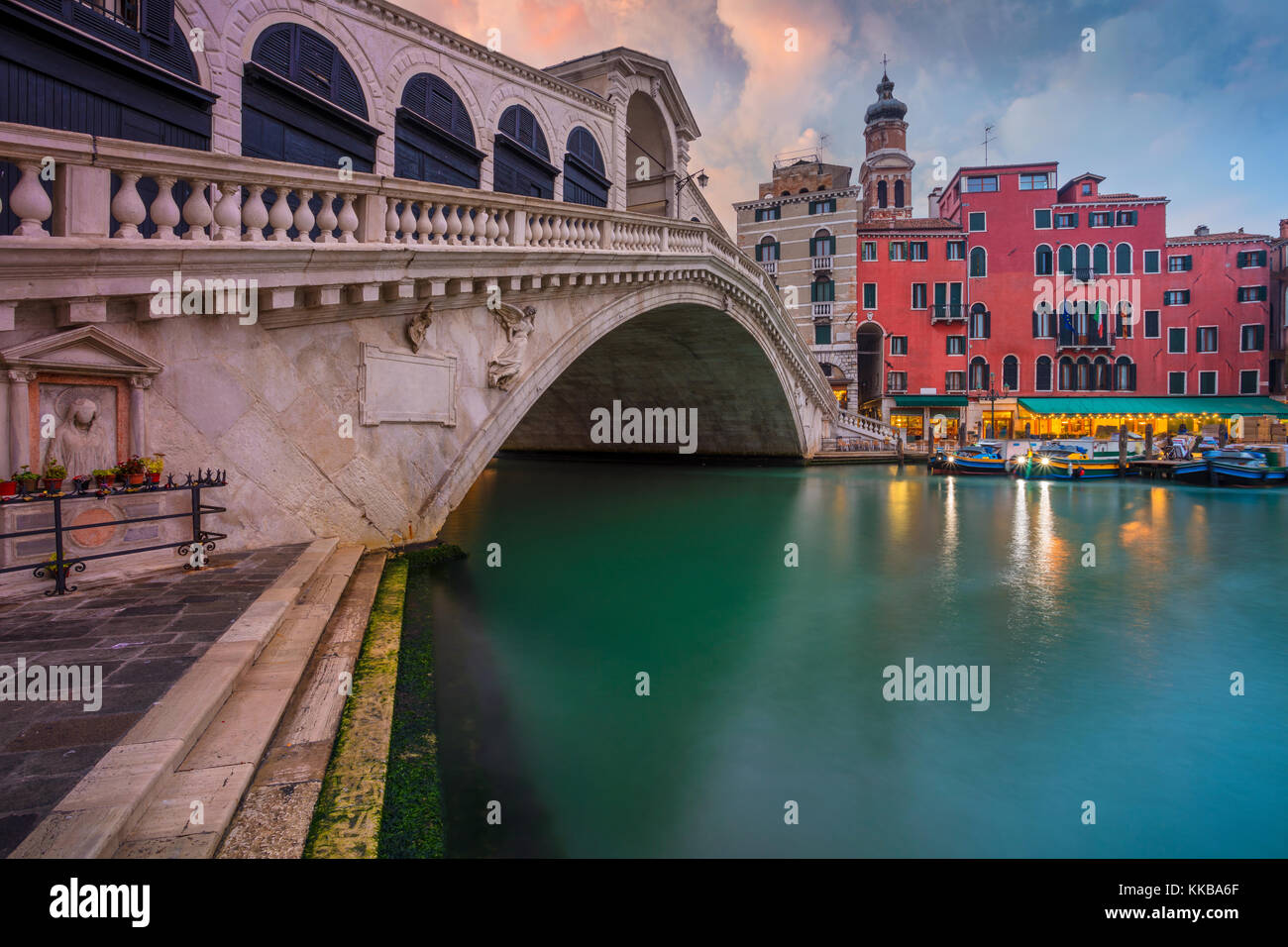 Venecia. Imagen del paisaje urbano de Venecia, con el famoso puente de Rialto y el gran canal. Foto de stock