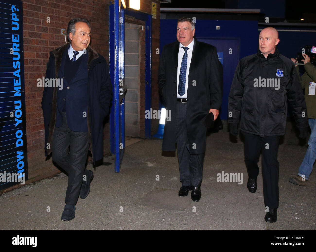 Sam Allardyce llega a Goodison Park, Liverpool con el propietario Farhad Moshiri (izquierda). Foto de stock