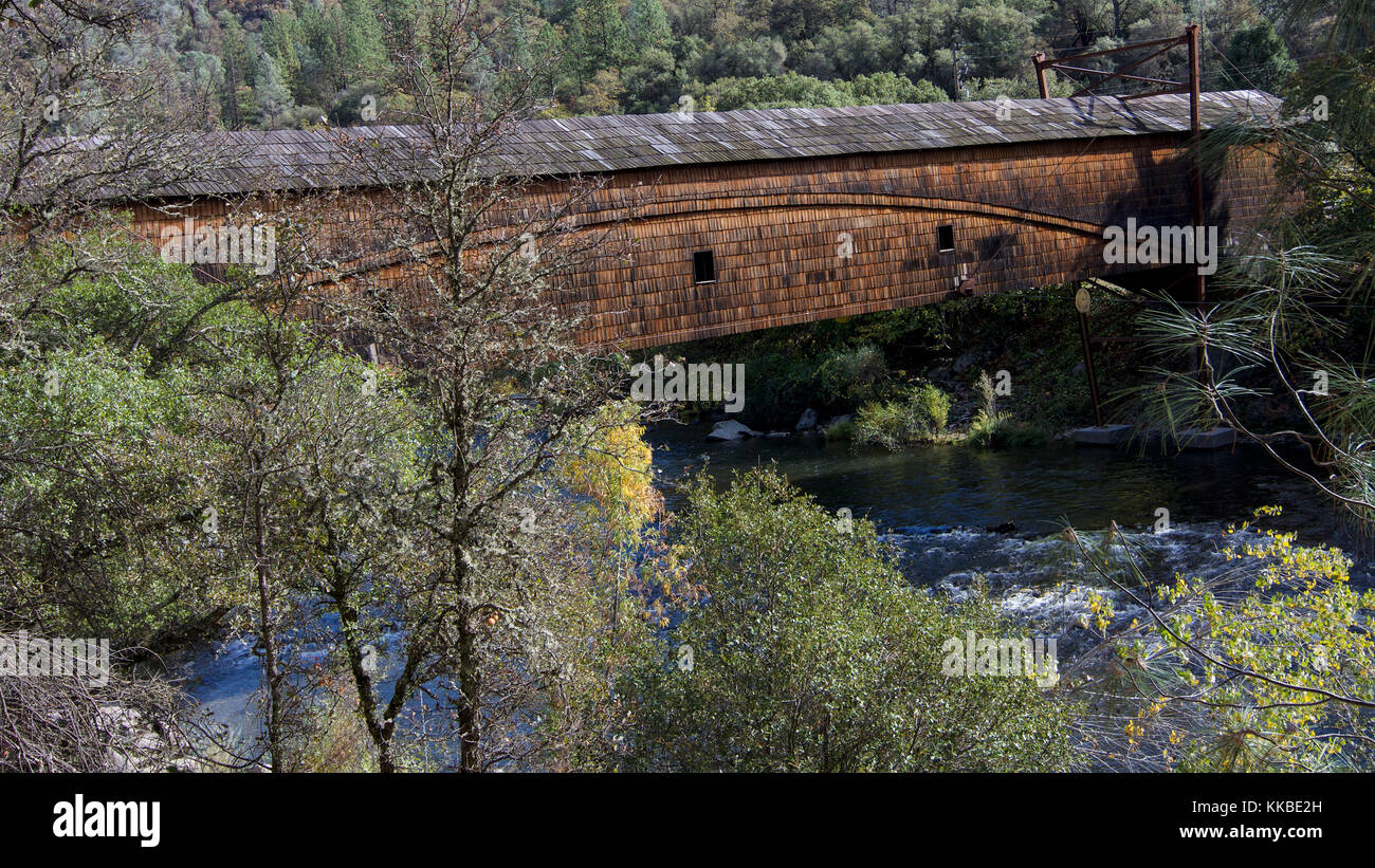 Vista lateral de la bridgeport puente cubierto en South Yuba River en  California, Estados Unidos. Este puente tiene la mayor espacio libre de  cualquier superviviente cubiertos bri Fotografía de stock - Alamy