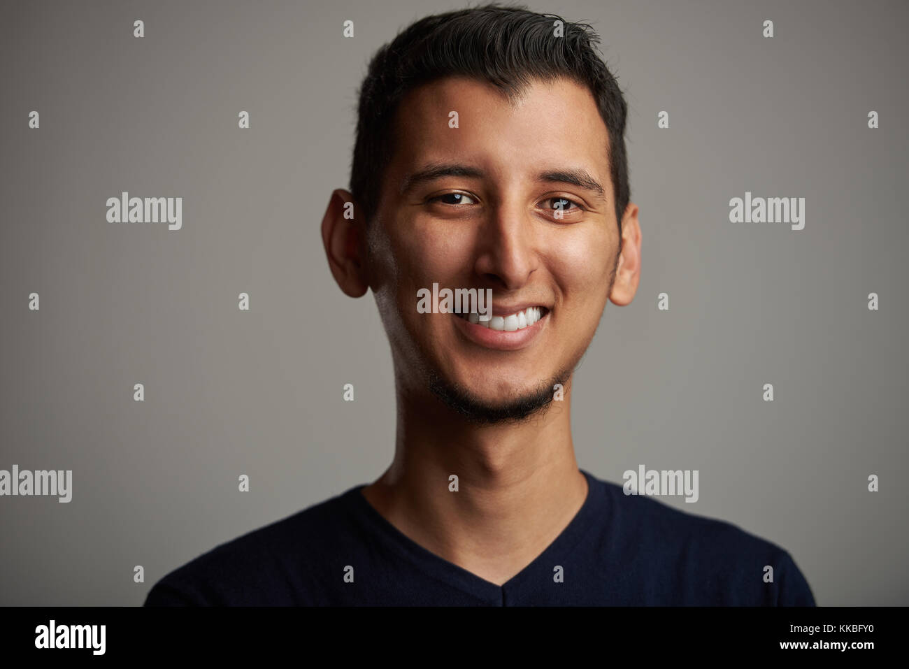 Feliz sonriente joven hombre hispano headshot retrato Foto de stock