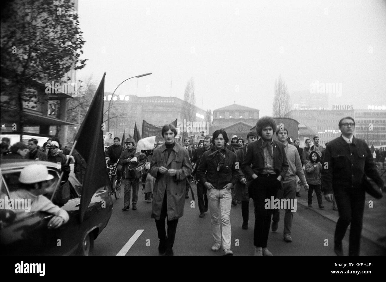 Philippe Gras / Le Pictorium - Encuentro en Berlín en 1968 - 1968 - Alemania / Berlín - El alemán manifestaciones culminan los días 17 y 18 de febrero de 1968. En Berlín, miles de estudiantes de toda Europa se opone a la guerra de Vietnam y la reforma de las universidades. El movimiento se está extendiendo a las principales ciudades universitarias alemanas. En 30 ciudades alemanas, las manifestaciones estudiantiles gire a un enfrentamiento con la policía. Estos son los disturbios de Pascua. La represión es brutal, y pone fin a las protestas. La última tiene lugar en Bonn el 11 de mayo de 1968, y reúne a un centenar de mil ejemplares del libro Foto de stock