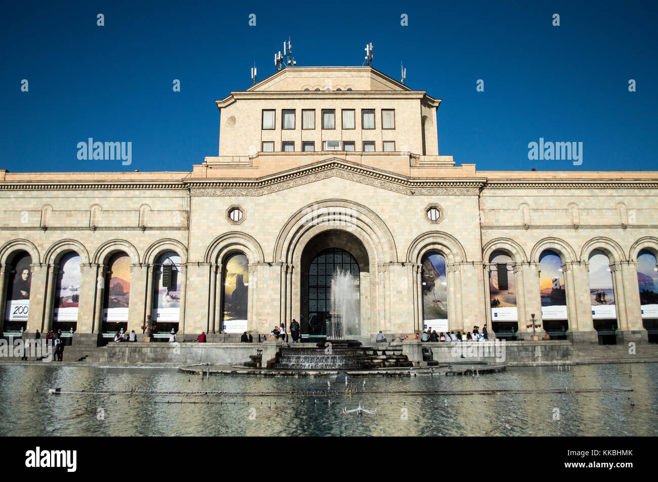 En Yerevan, Armenia - Octubre 8, 2017: el edificio de la galería nacional y el museo de historia de Armenia en la plaza de la república en Yerevan Foto de stock