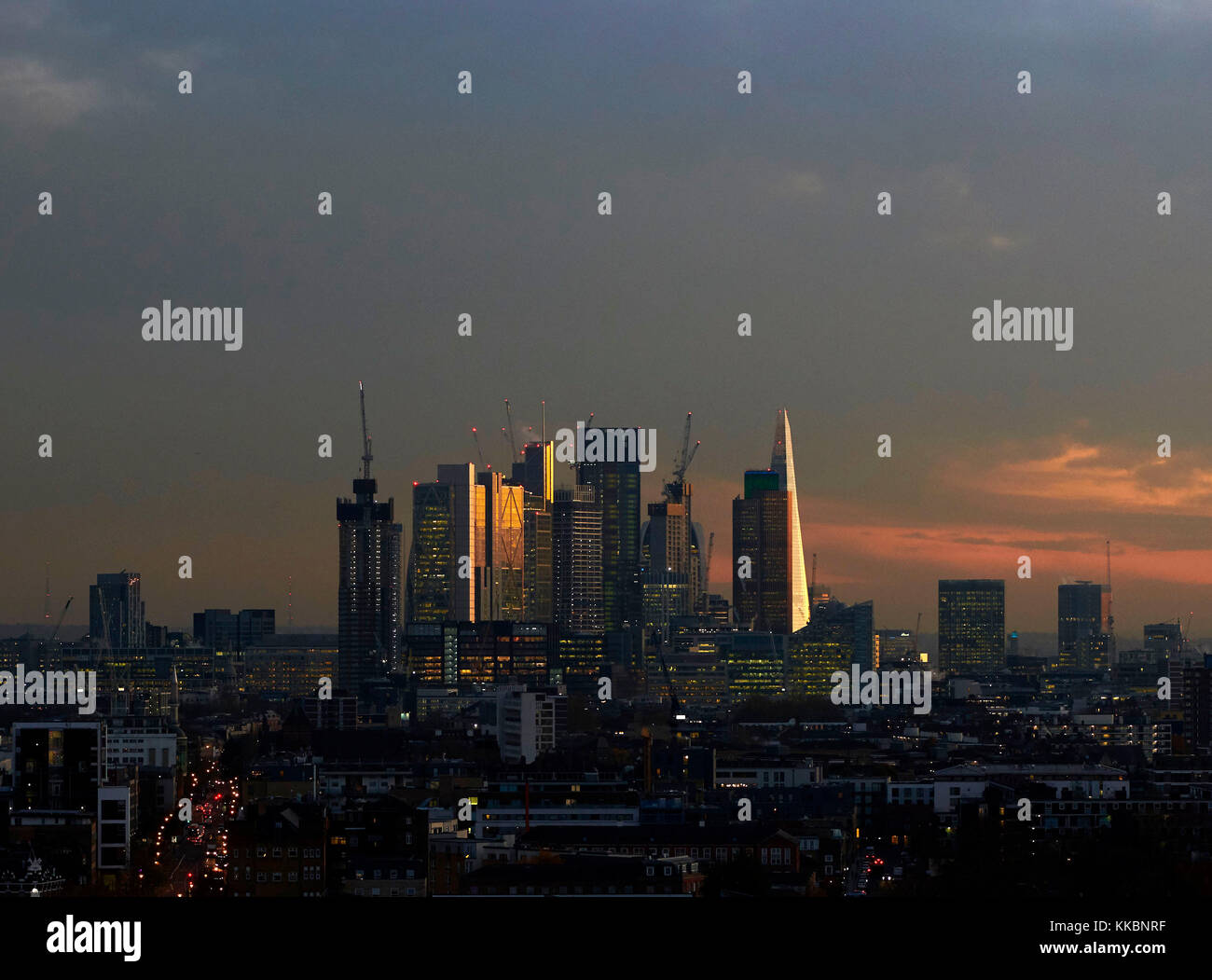 City of London Skyline, por la noche, desde Dalston, Reino Unido Foto de stock