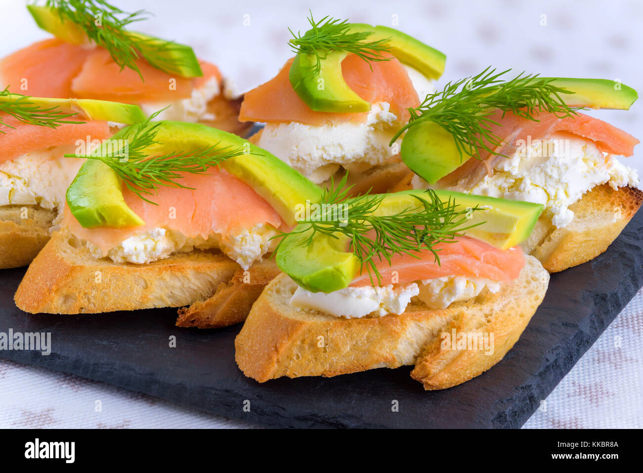 La Bruschetta Snack Sandwiches Con Queso Blanco Salmon Ahumado Y