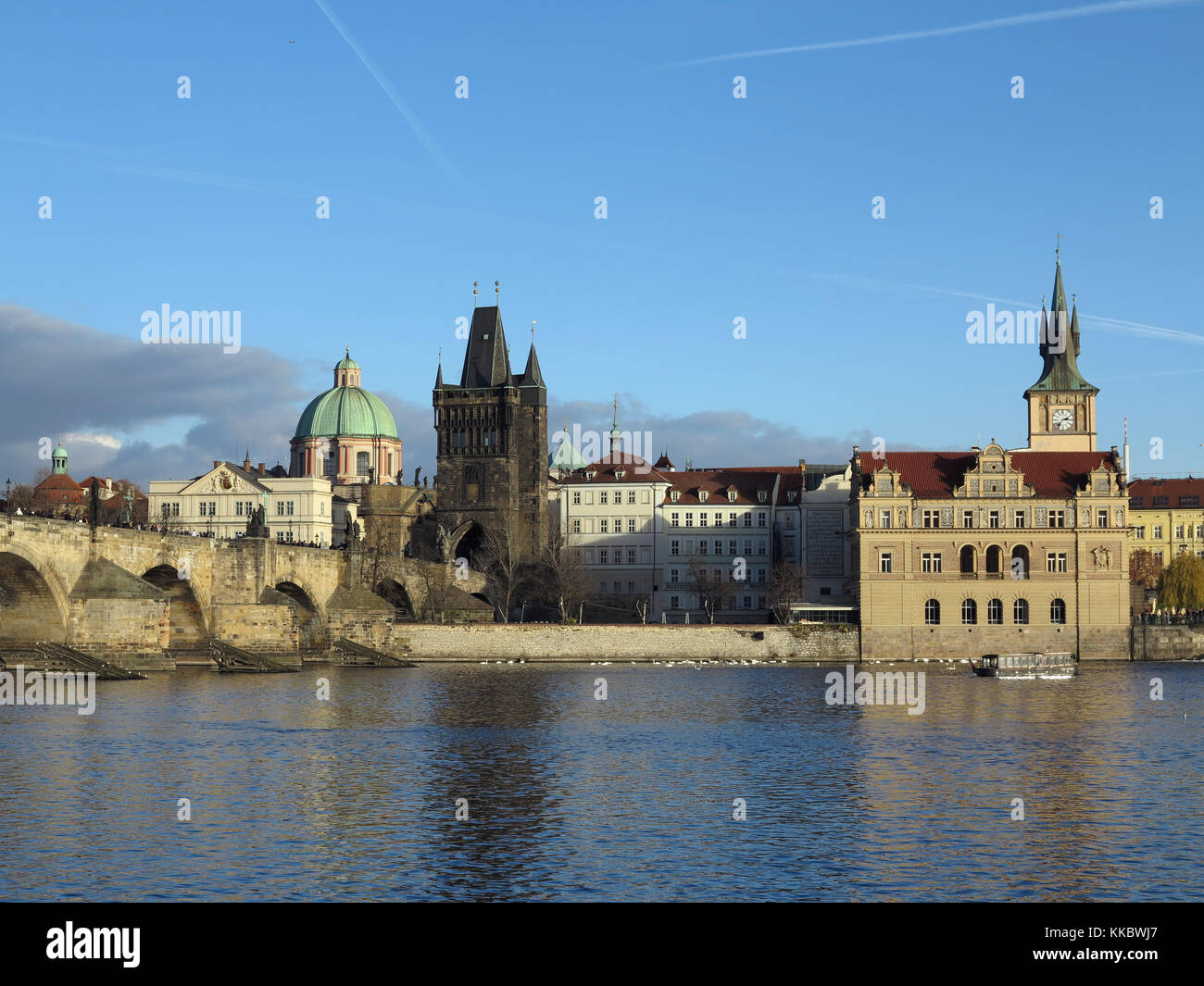 Praga, República Checa - Diciembre 10, 2016: el puente de Carlos y novotneho pasarela Foto de stock