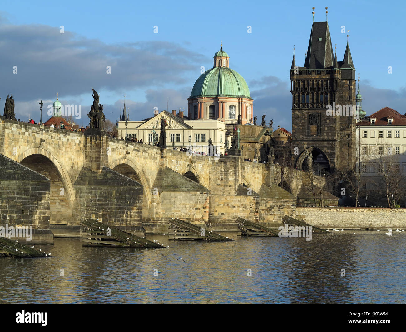 Praga, República Checa - Diciembre 10, 2016: el puente de Carlos y la ciudad vieja torre Foto de stock