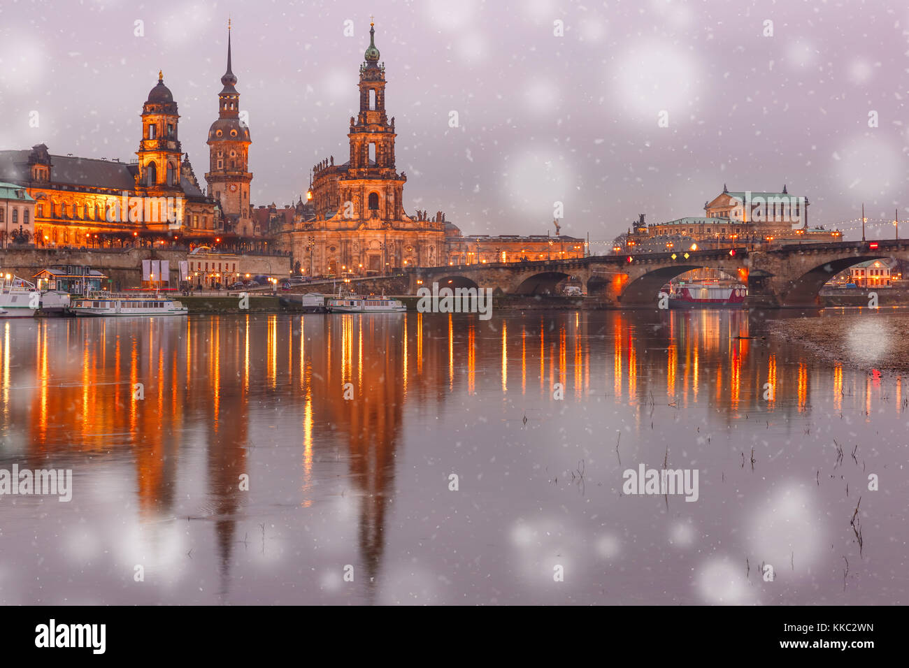 La ciudad vieja y en la noche de Elba en Dresde, Alemania Foto de stock