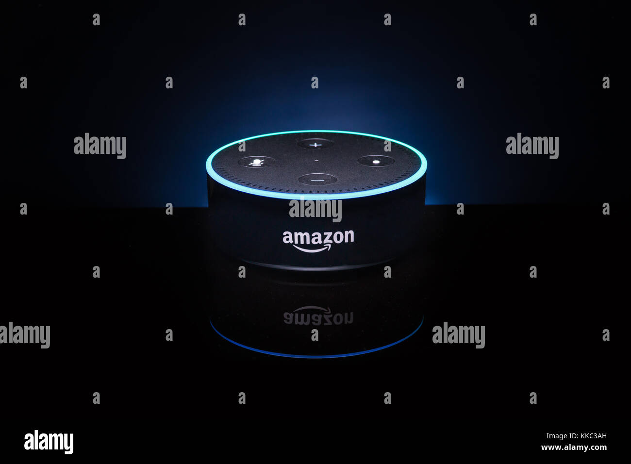 Una amazona 'Alexa' Echo dispositivo Dot Foto de stock