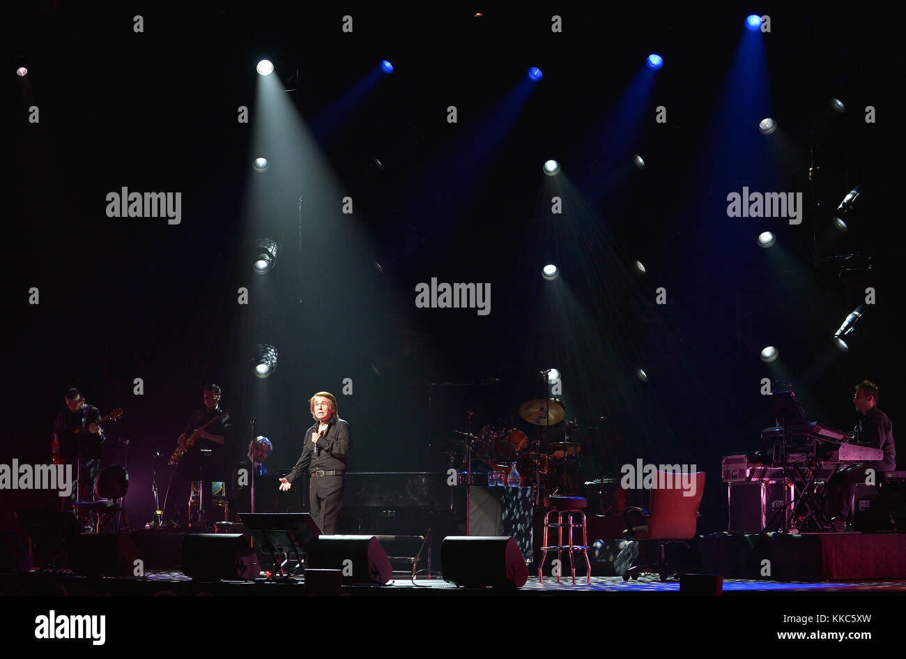 MIAMI, FL - JUNIO 18: La cantante española Raphael actúa en vivo en el James L Knight Center el 18 de junio de 2016 en Miami, Florida. Gente: Rafael Foto de stock