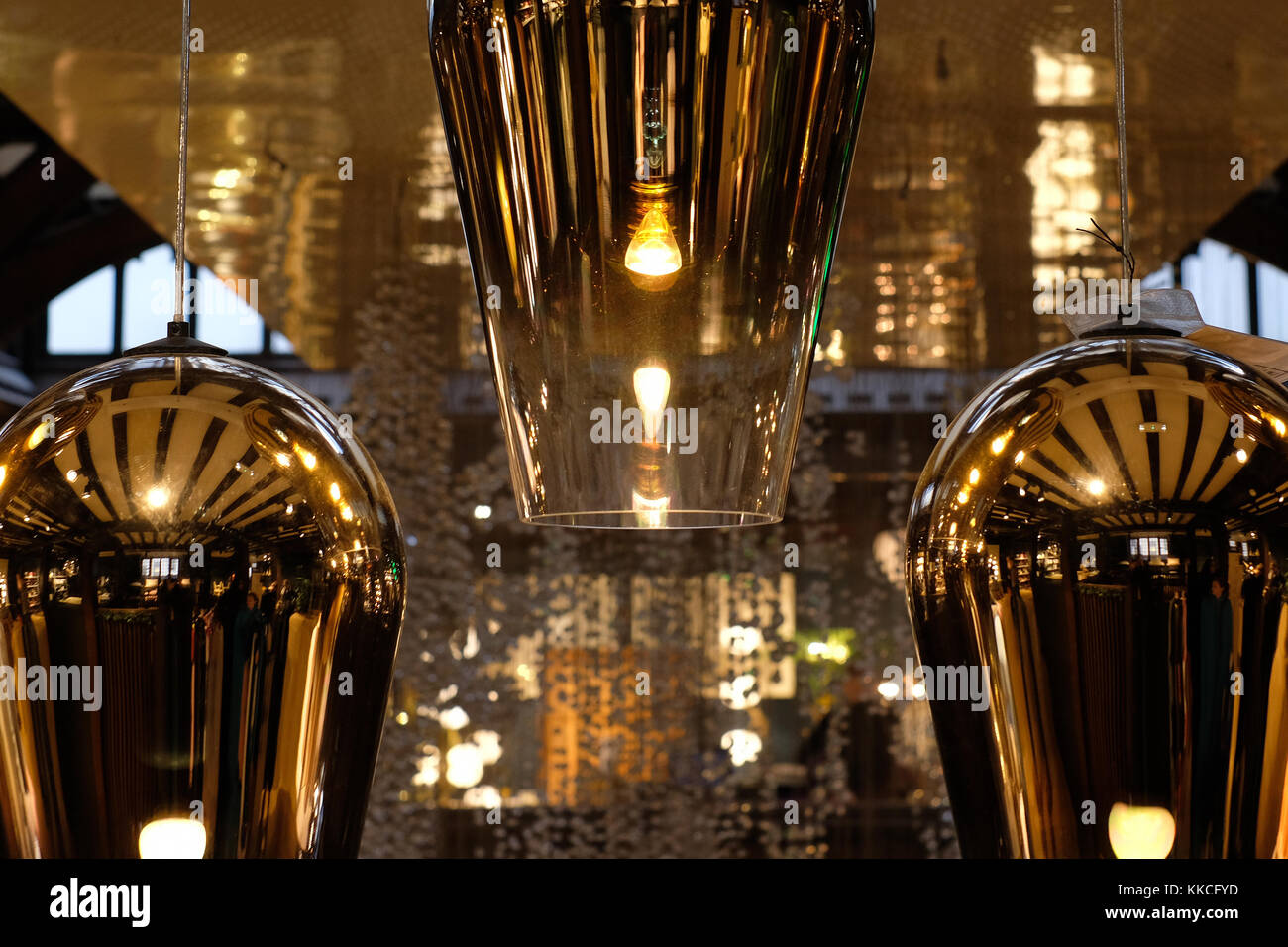 Dixon Focos colgantes colgando en libertad del almacén Londres, Regent Street, Londres, Gran Bretaña Fotografía de stock Alamy