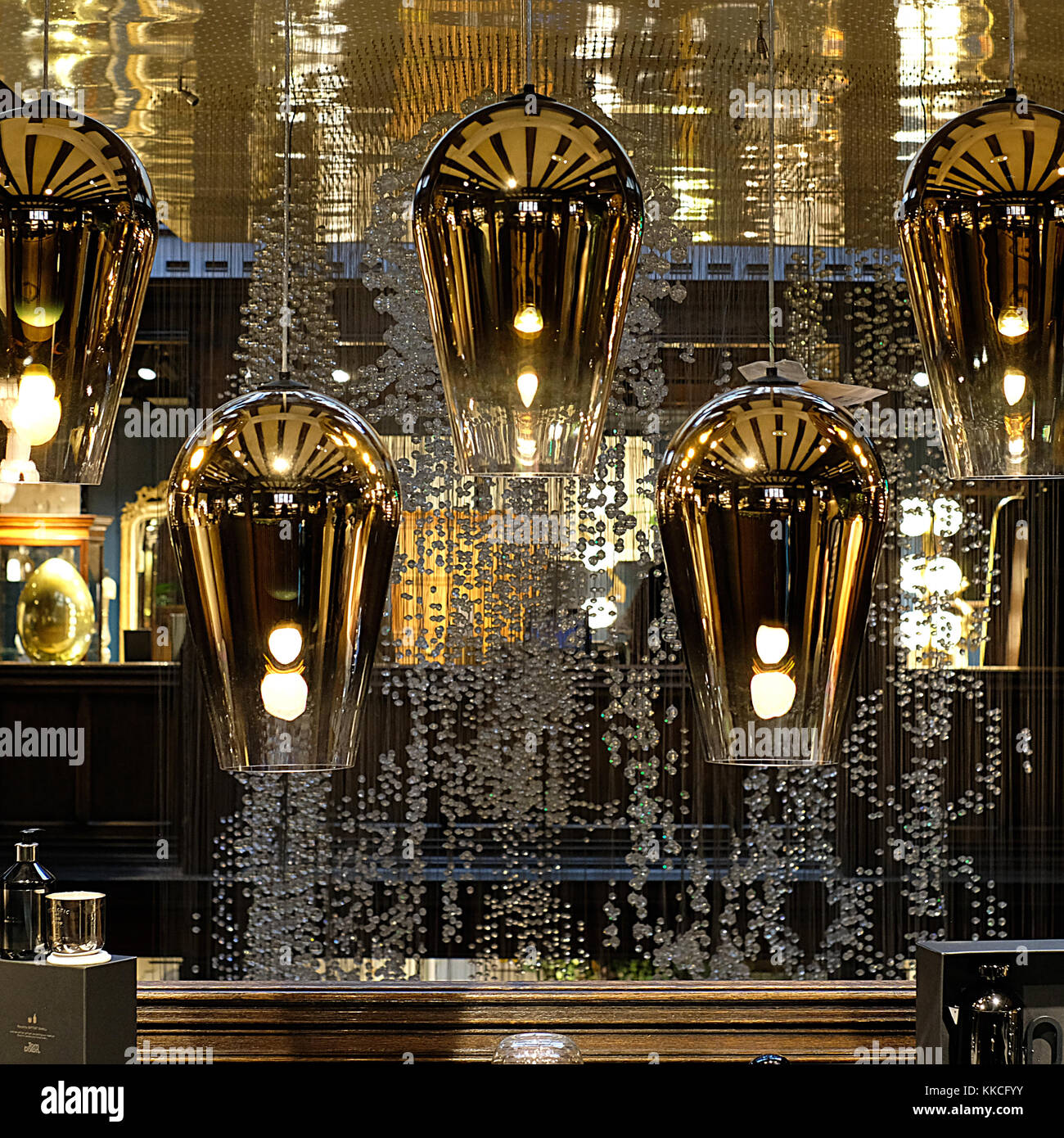 Dixon Focos colgantes colgando en libertad del almacén Londres, Regent Street, Londres, Gran Bretaña Fotografía de stock Alamy