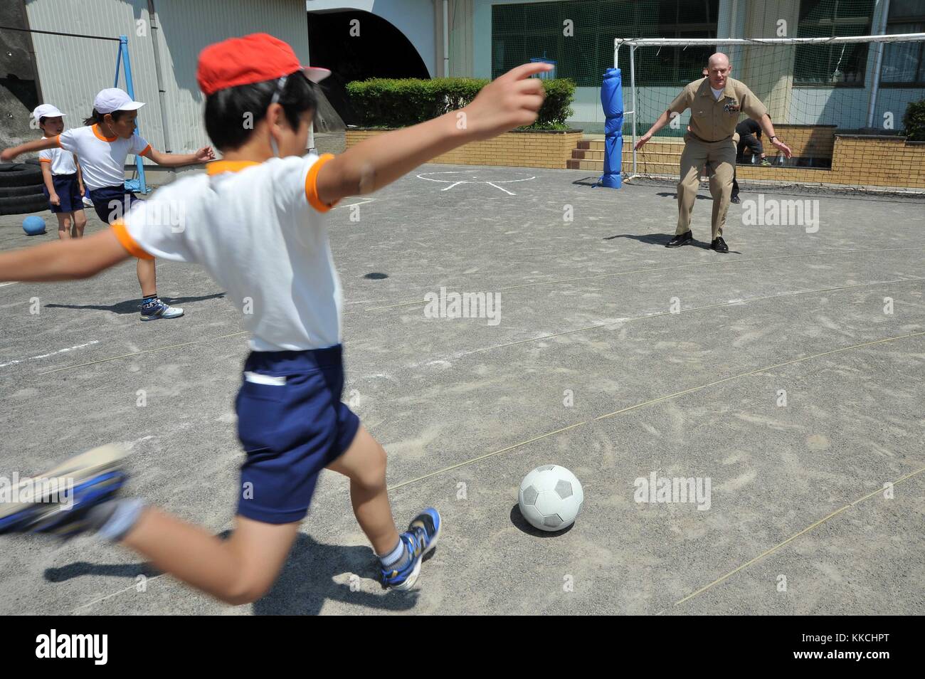 Jefe técnico de sistemas de información de r briley Sheehan, asignado a la clase Arleigh Burke de misiles guiados destructor USS mccampbell ddg 85, prepara para bloquear un gol de un estudiante en la escuela elemental, ogamo shimoda, Japón. Imagen cortesía de especialista en comunicación de masas seaman declan barnes/us navy. 2012. Foto de stock