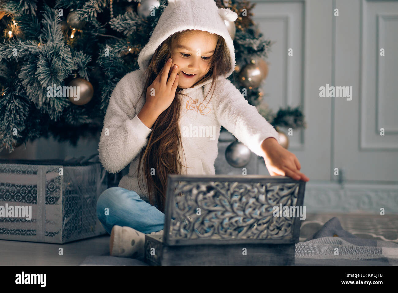 Caja de regalo mágico niño y niña, niño niña abre una caja con regalos de  Navidad Fotografía de stock - Alamy