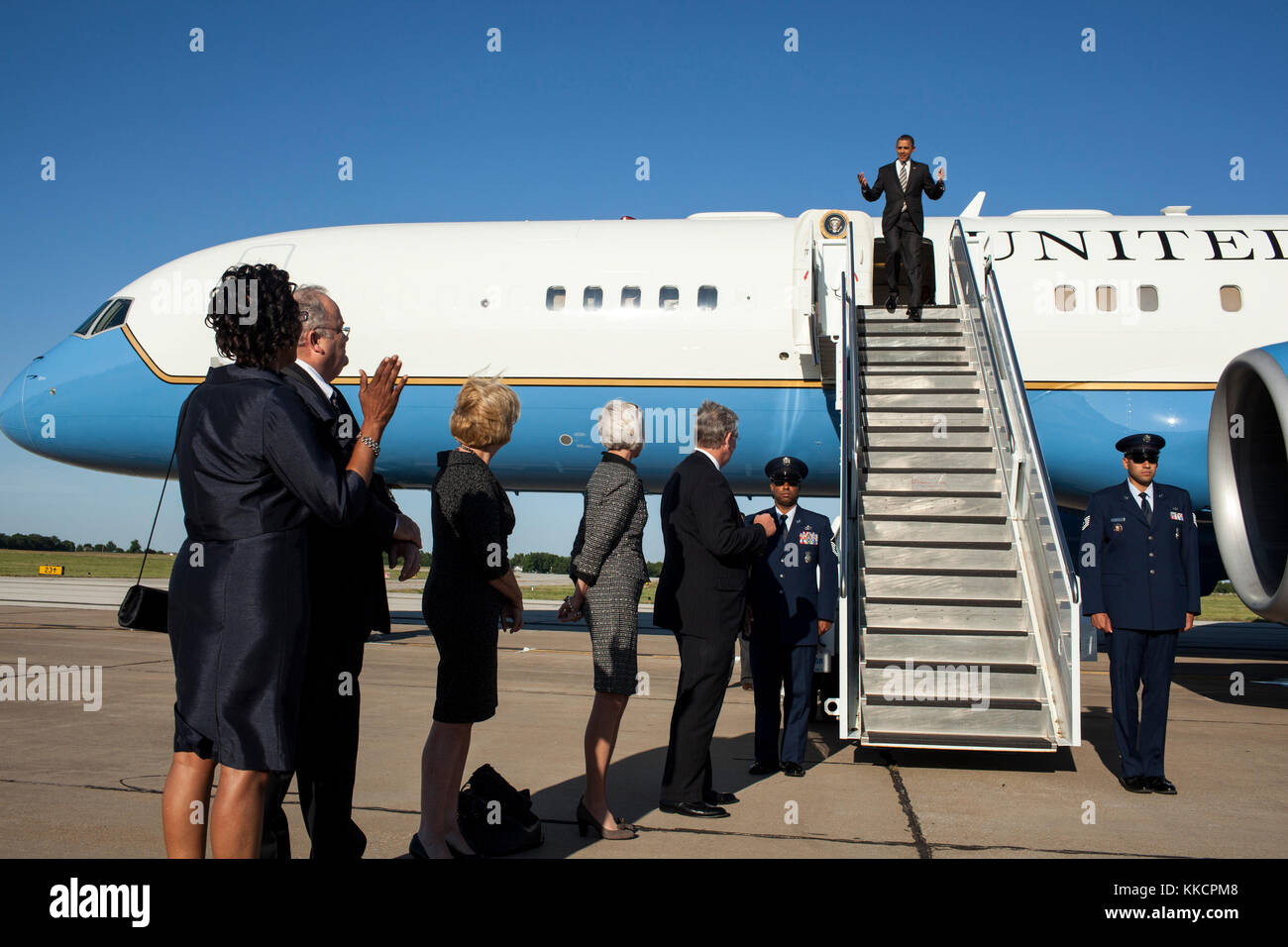 El presidente Barack Obama desembarca Air Force One a su llegada al  aeropuerto regional Joplin en Joplin, MO., 21 de mayo de 2012. (Foto  oficial de la casa blanca por Pete Souza)