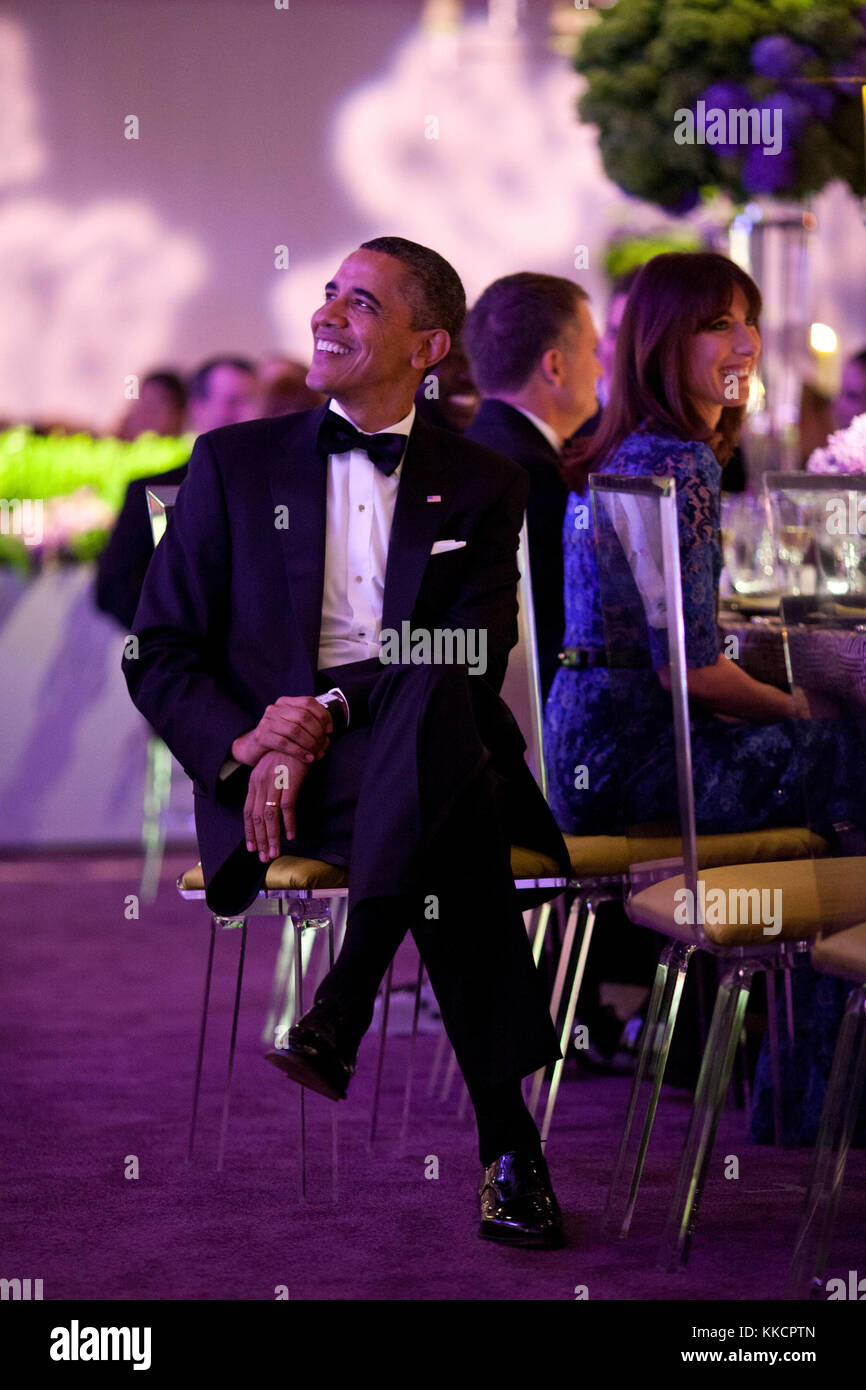 El presidente Barack Obama escucha al primer ministro David Cameron del Reino Unido ofrece un brindis durante la cena de estado en el jardín sur de la casa blanca, 14 de marzo de 2012. samantha Cameron está sentado a la derecha. Foto de stock