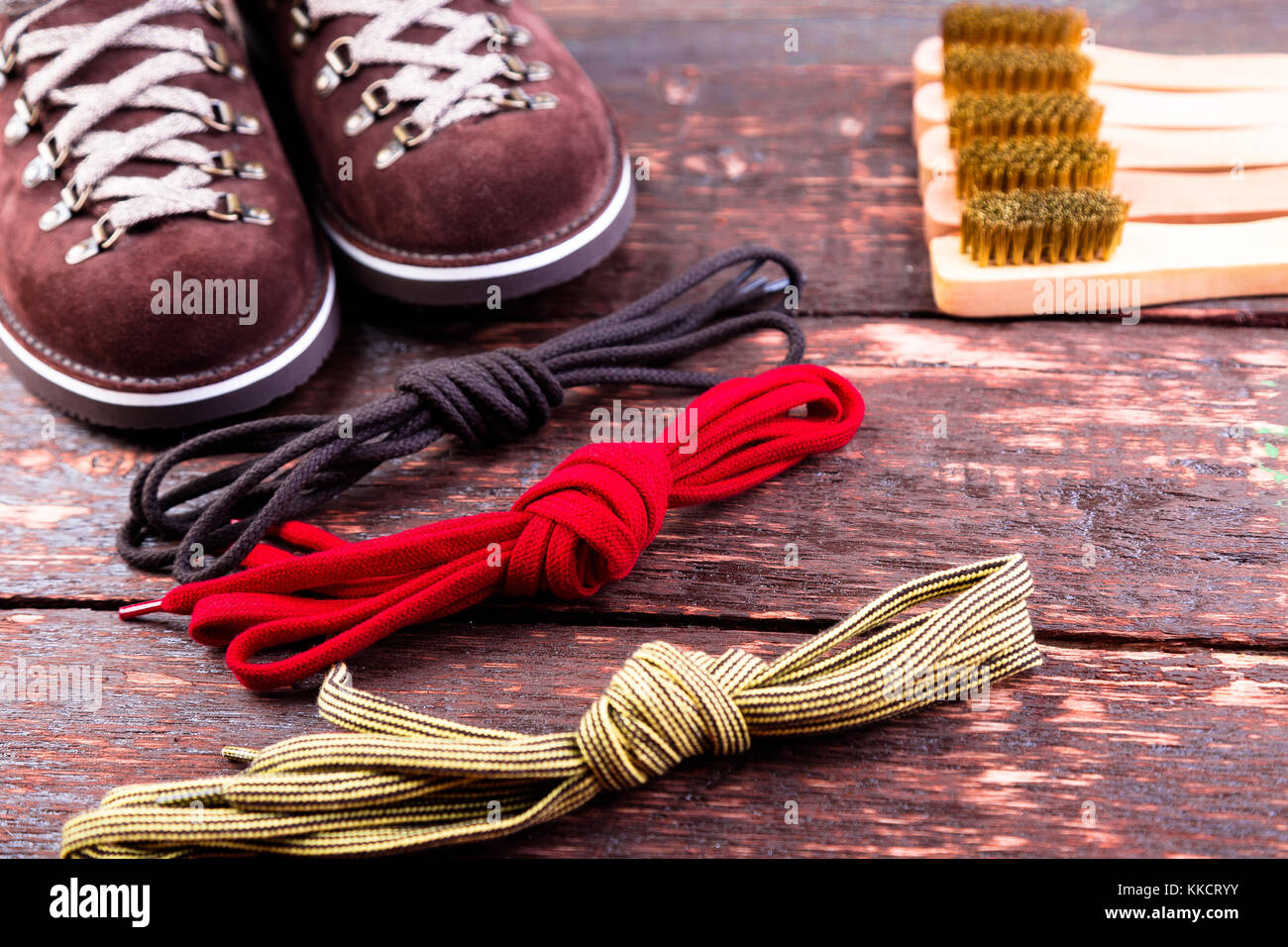 Hombre botas de gamuza marrón con cordones de pincel sobre fondo de madera  zapatos de otoño o invierno Fotografía de stock - Alamy