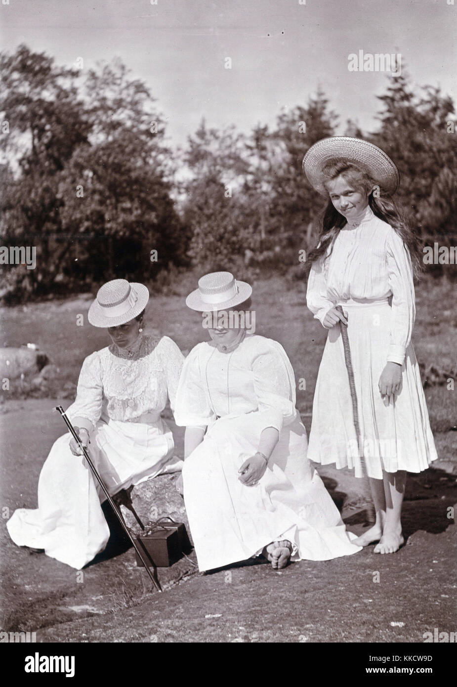 La emperatriz Alexandra Feodorovna y Lady in Waiting Anna Vyrubova  (sentado), así como la gran duquesa Olga Nikolaevna (de pie) en finés  skerries, Paatio isla. Nota El cuadro dos cámaras entre la