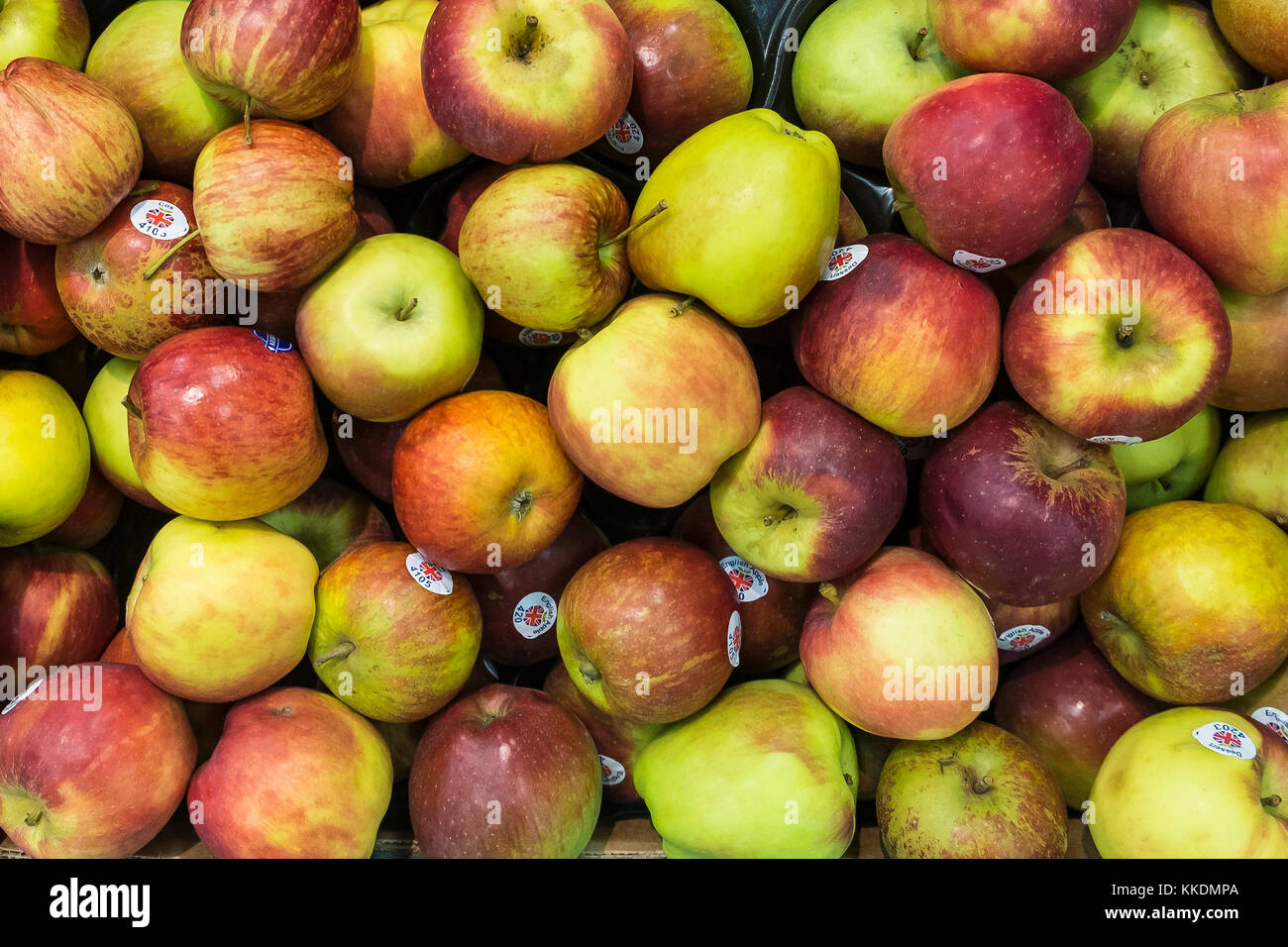 Assorted English manzanas en pantalla. Foto de stock