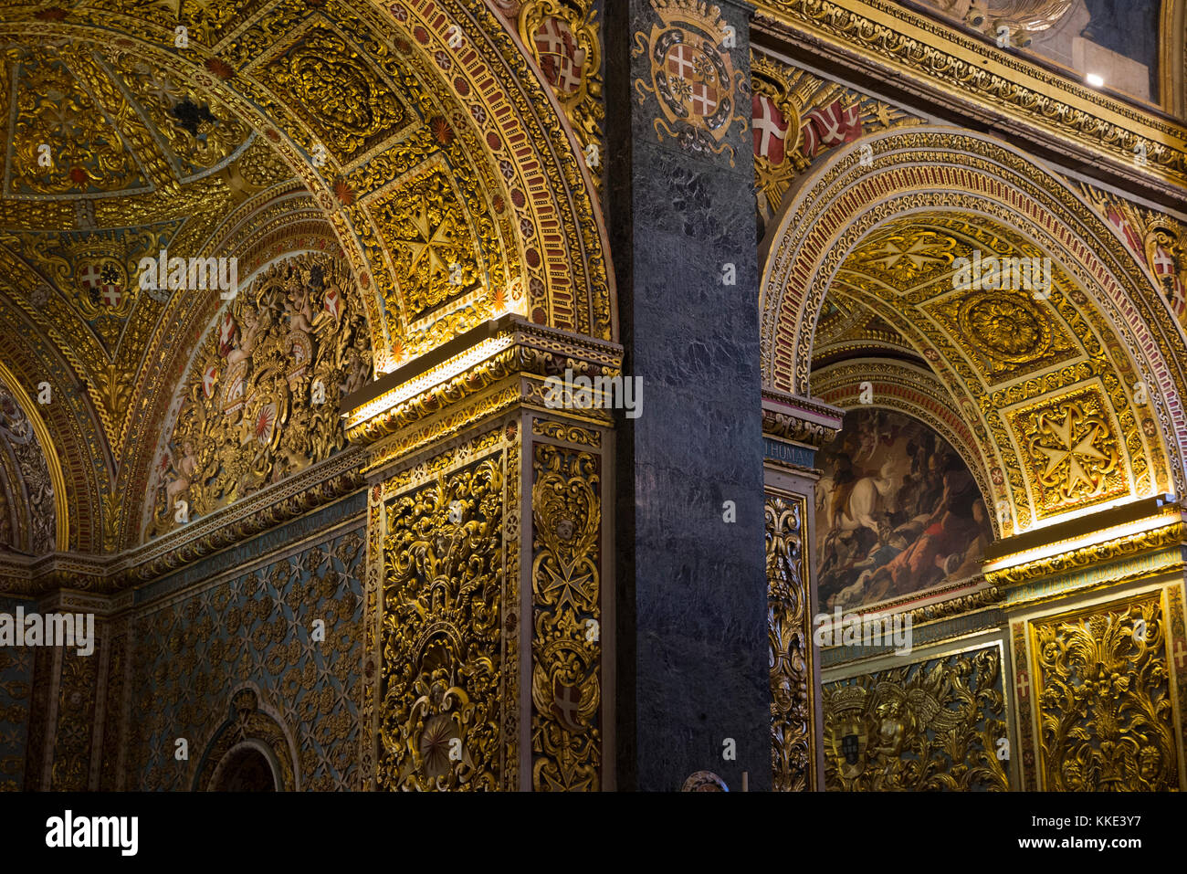 Altamente decorado las paredes y los arcos en la nave / interior interior de la concatedral de San Juan. La Valetta, Malta. Algunos arcos conducen a las capillas laterales. (91) Foto de stock