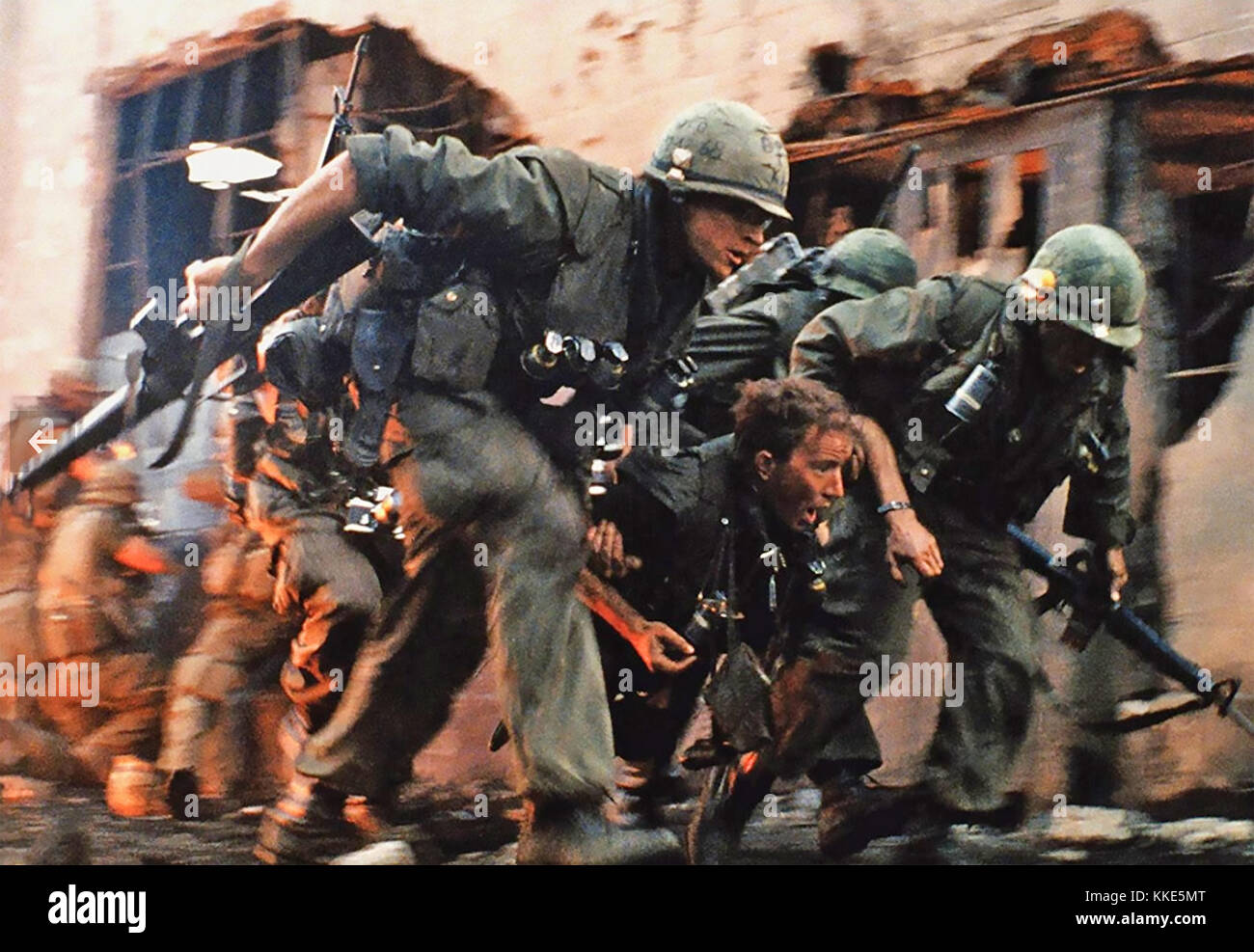 CHAQUETA METÁLICA completa 1987 Stanley Kubrick/Warner Bros película con  Arliss Howard a la izquierda y Matthew Modine Center Fotografía de stock -  Alamy