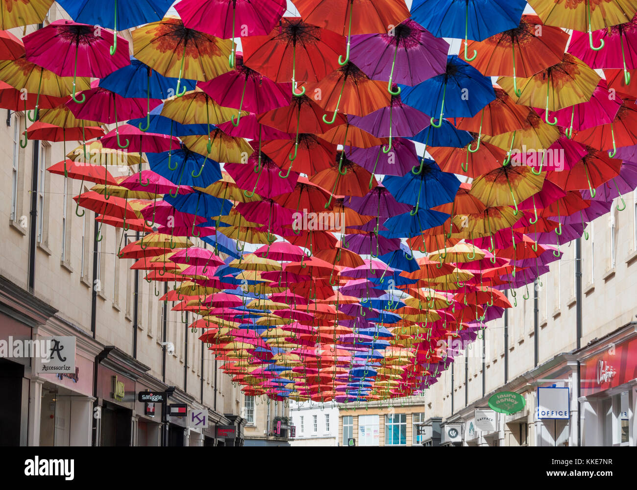 Paraguas abiertos de los cables colgando por encima del centro comercial del área de Southgate de la ciudad de Bath. Foto de stock