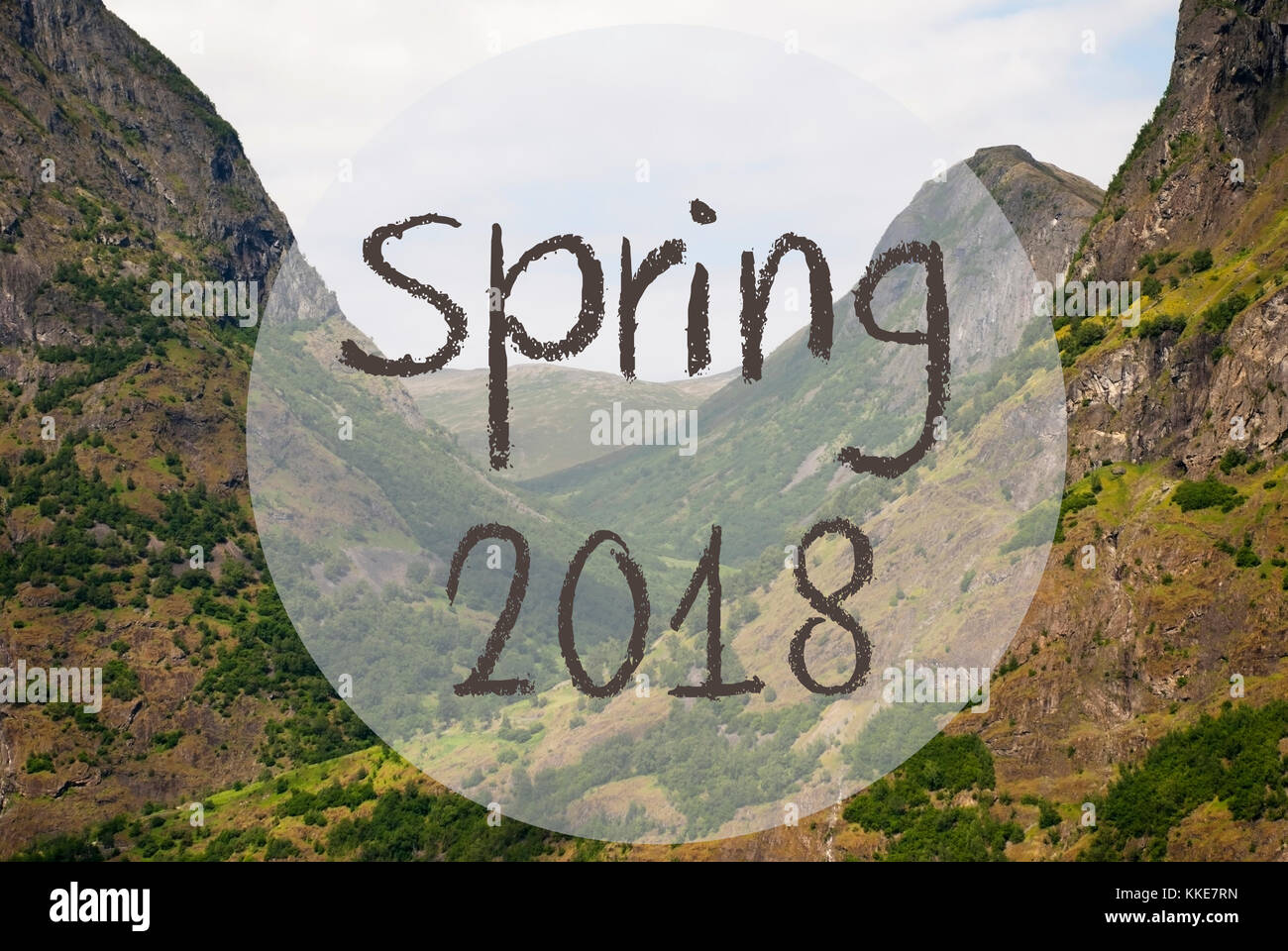 Valle y la montaña, Noruega, texto primavera 2018 Foto de stock