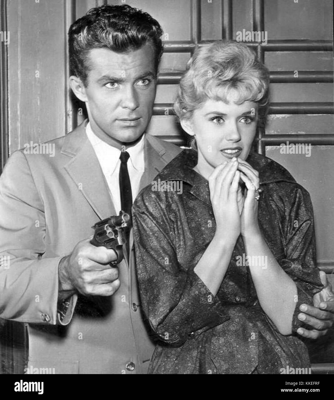 Robert Conrad Connie Stevens Hawaiian Eye 1960 Fotografía de stock - Alamy