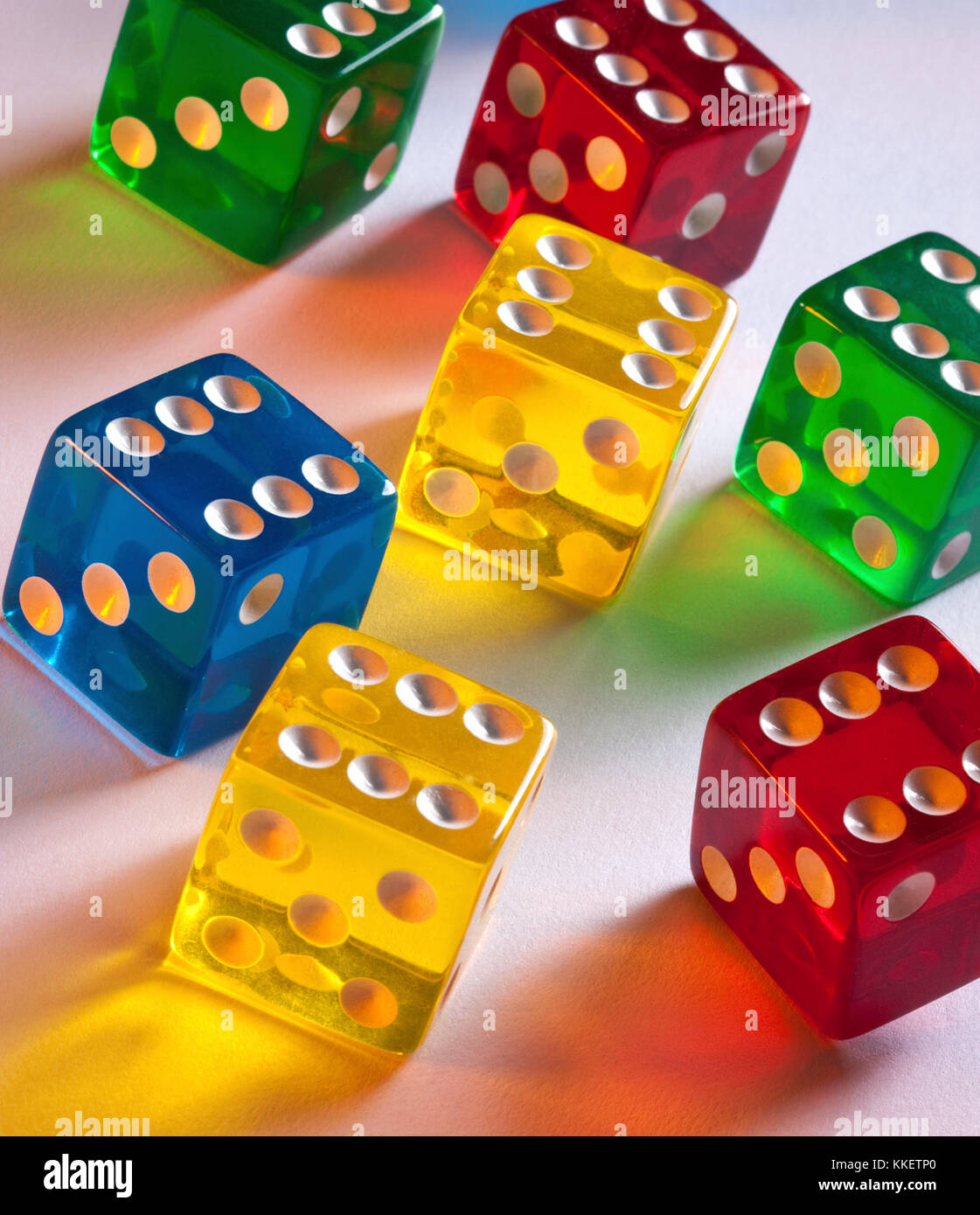 Dados de color utilizado en los juegos de azar y juegos para niños  Fotografía de stock - Alamy