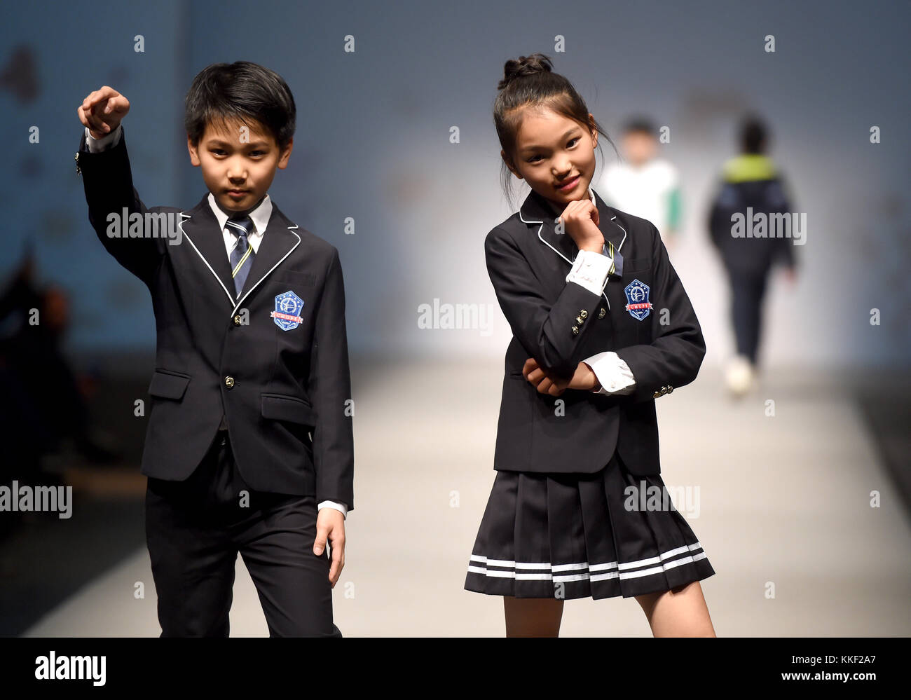 Beijing, China. 3 Dec, 2017. estudiante presente modelos uniformes escolares  en Beijing, instituto de tecnología de la moda en Beijing, capital de China,  dec. 3, 2017. Un total de 103 conjuntos de