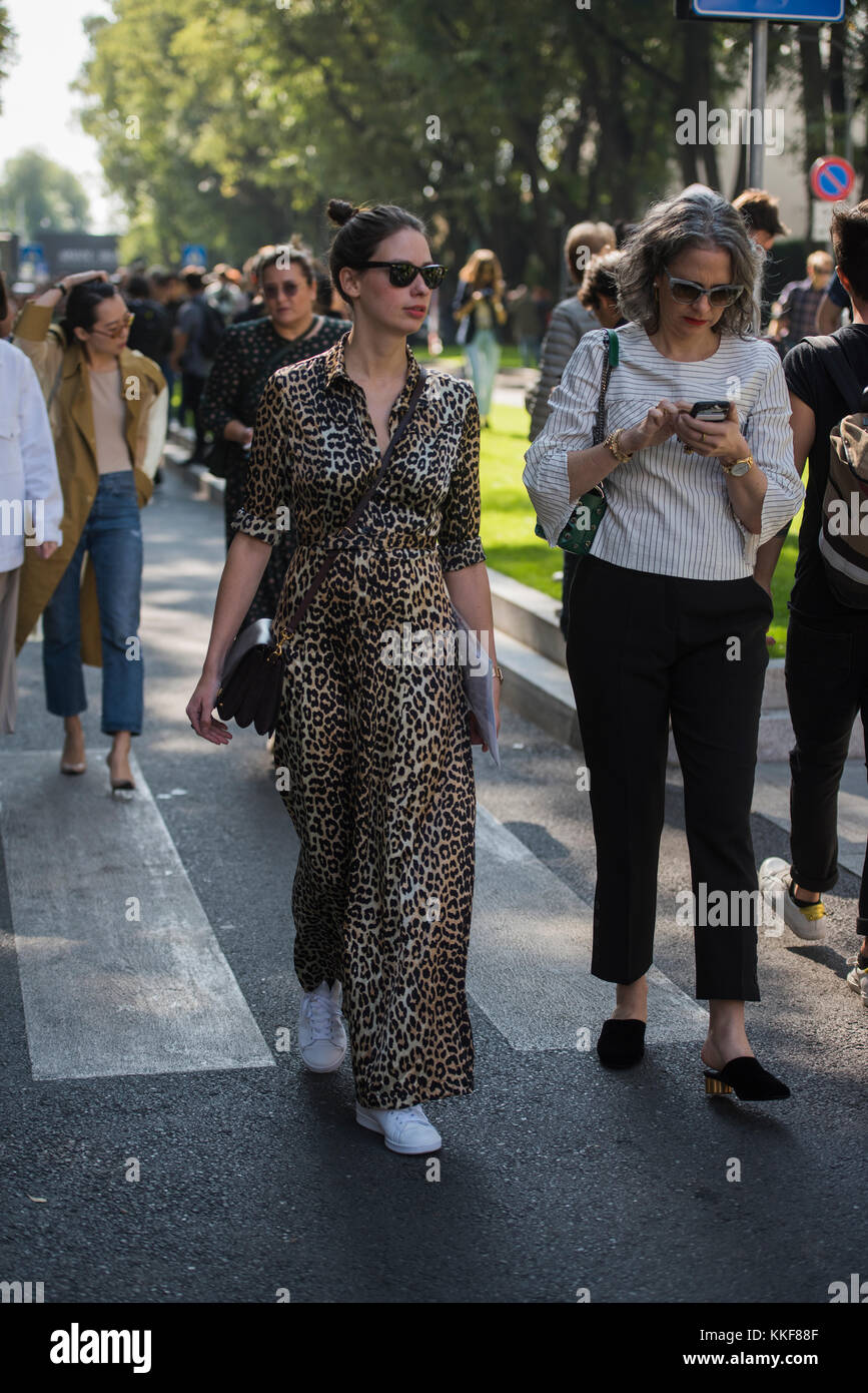 Milán, Italia 22 septiembre de 2017: las niñas durante la moda armani Fashion show en la Semana de la moda de Milán - calle estilo concepto de primavera/verano 2018 Fotografía de stock - Alamy