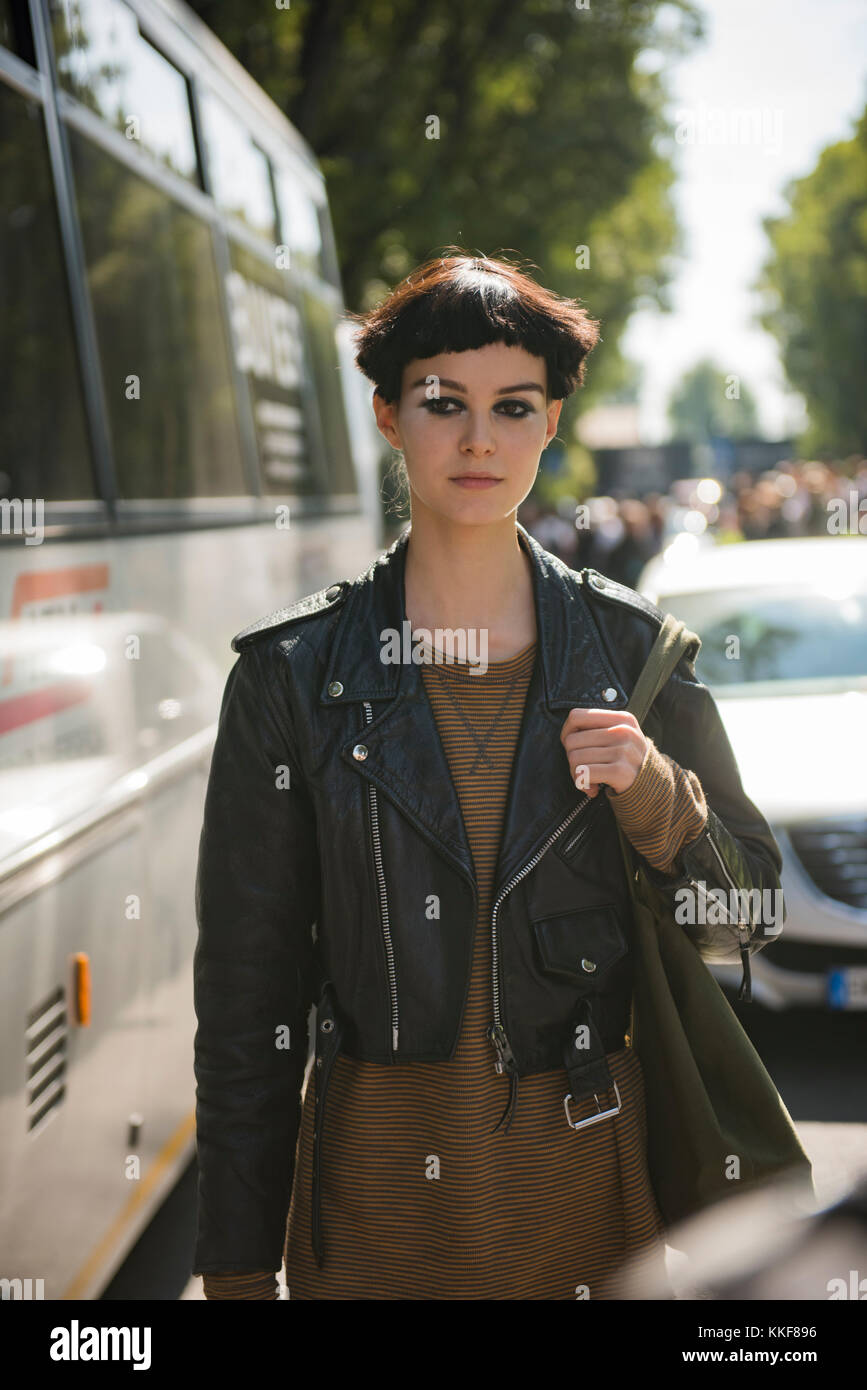 Milán, Italia - 22 de septiembre de 2017: una mujer con un look de moda,  posa para los fotógrafos antes de Armani Fashion show en la Semana de la  moda de Milán -