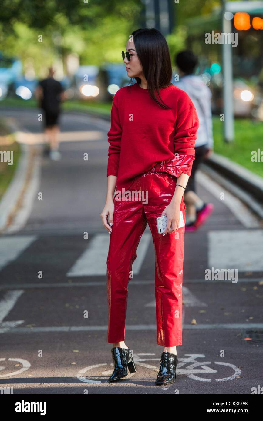 Milán, Italia - 22 de septiembre de 2017: una mujer con un look de moda,  posa para los fotógrafos antes de Versace Fashion show en la Semana de la  moda de Milán -
