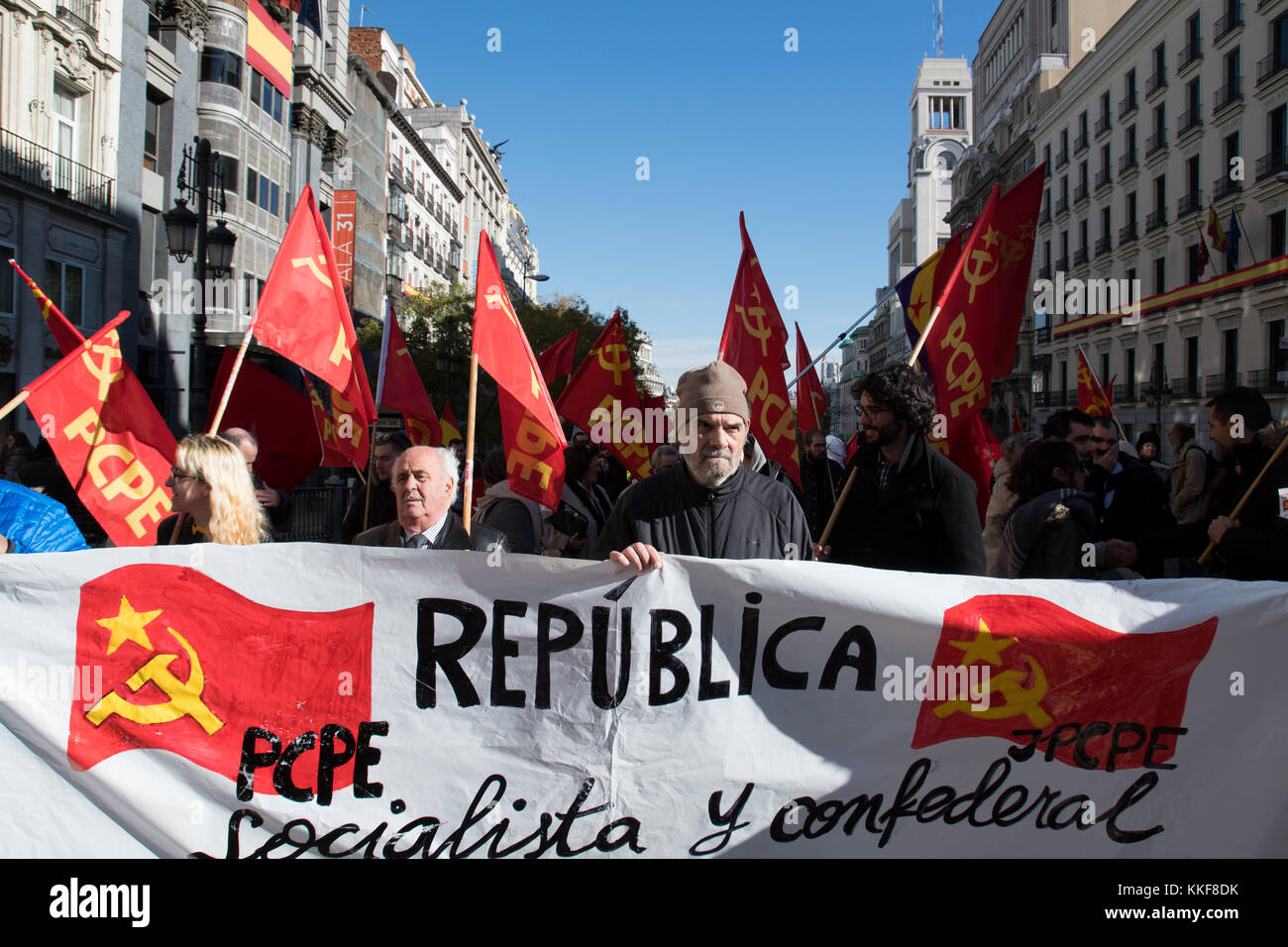 Madrid, España. El 6 de diciembre de 2017. bandera del partido comunista de los pueblos de España (PCPE) durante la manifestación reclamando la tercera República española, celebrada en Madrid. © valentin sama-rojo/alamy live news. Foto de stock