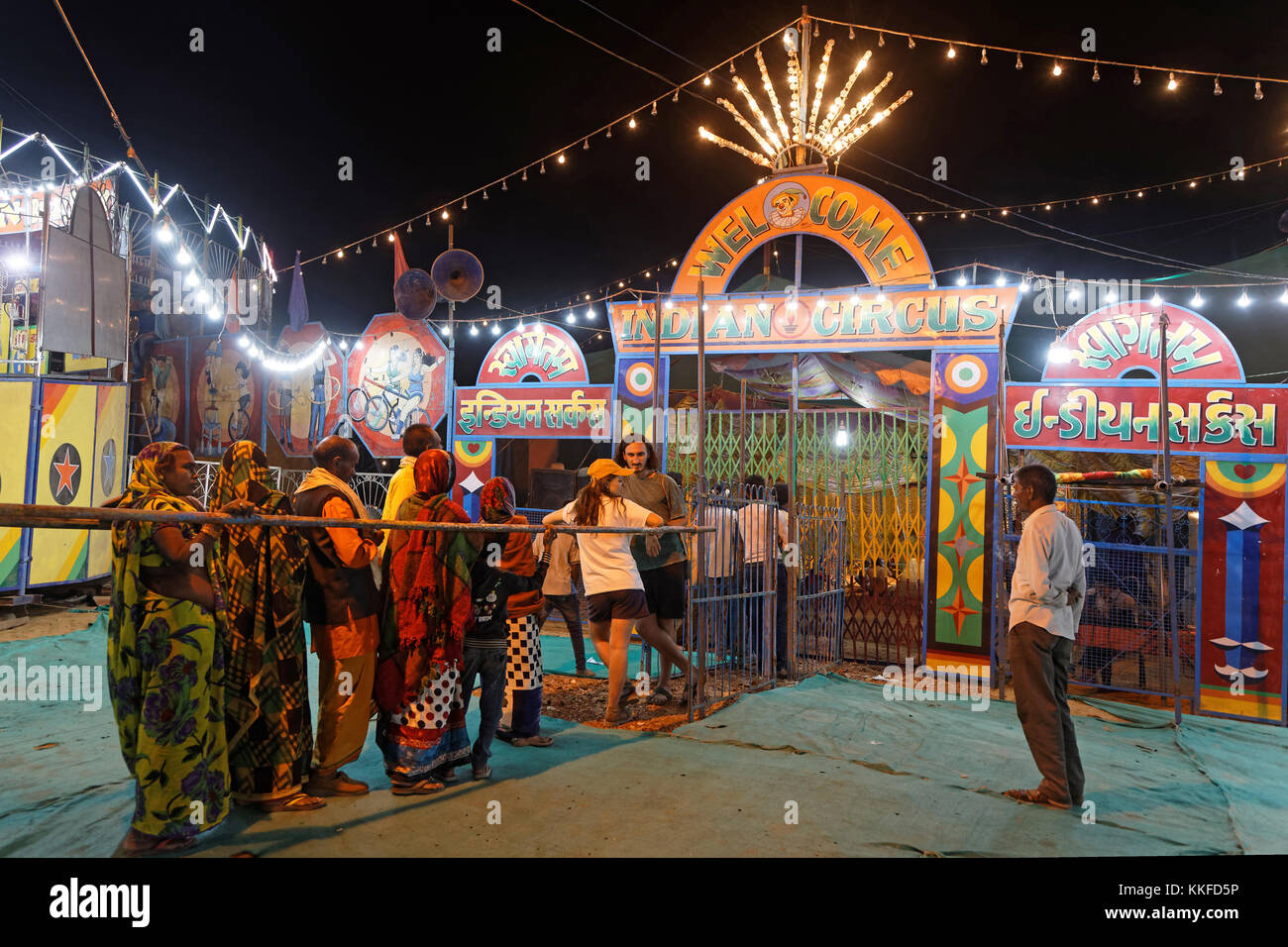PUSHKAR, INDIA, 29 de octubre de 2017 : además del mercado de compraventa de animales, Pushkar tiene un festival de música y danzas folclóricas, ruedas de ferris, magia s Foto de stock