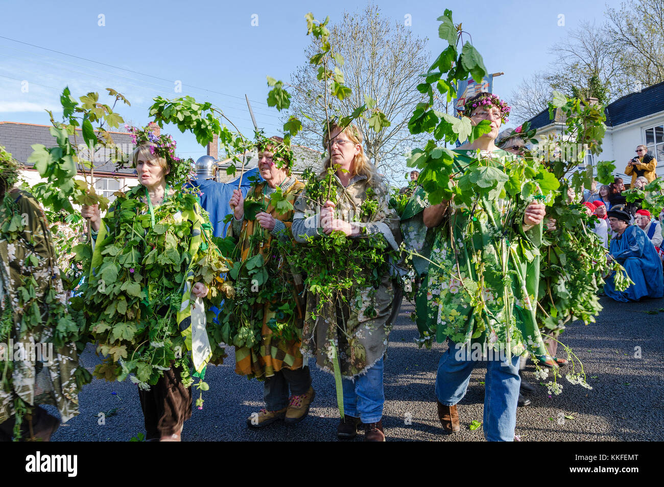 Los participantes en el hal-un-tow pageant sobre flora día en helston, Cornwall, Inglaterra, Reino Unido. Foto de stock