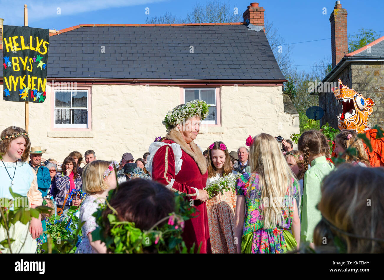 Los participantes en el hal-un-tow pageant sobre flora día en helston, Cornwall, Inglaterra, Reino Unido. Foto de stock