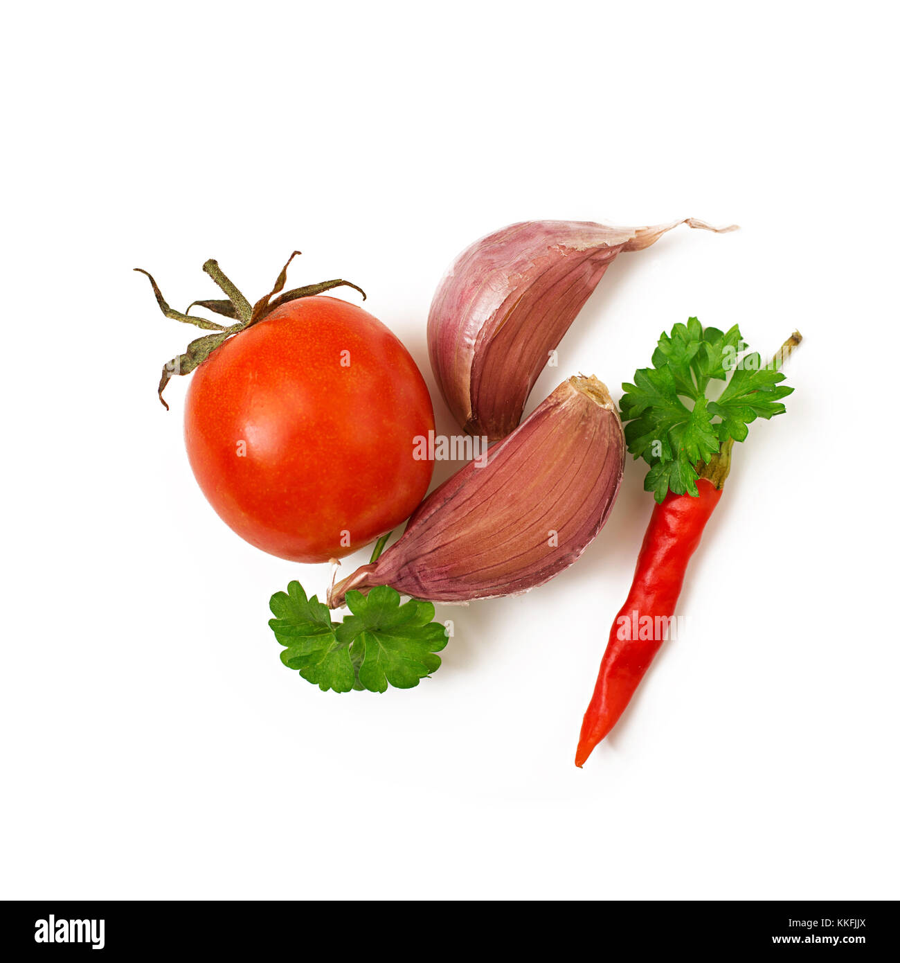 Las verduras y las especias: pimientos, perejil, ajo y tomate. vista superior aislado en blanco. Foto de stock