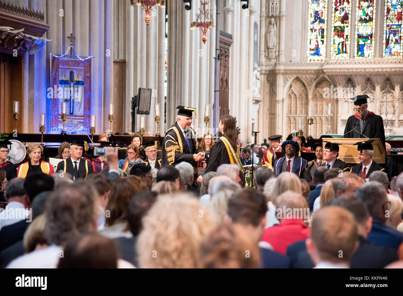 Ceremonia de graduación de la Universidad de Bath Bath Abbey 2016 foto por Gavin Rodgers/ Pixel8000 Foto de stock