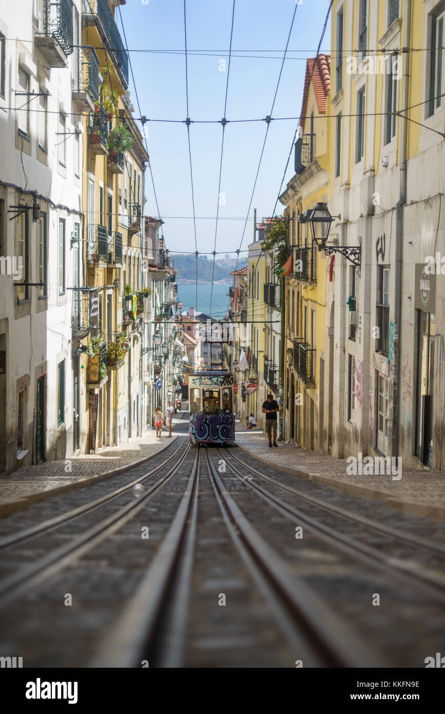 Tranvía en las calles de Lisboa, Portugal. Foto de stock