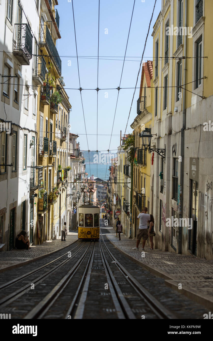 Tranvía en las calles de Lisboa, Portugal. Foto de stock