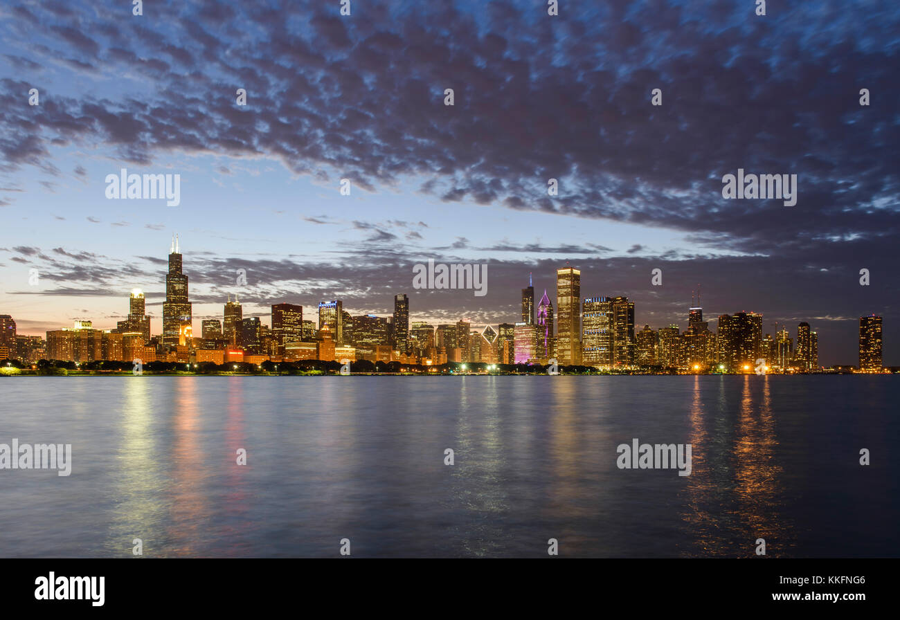 Horizonte de Chicago al anochecer, EE.UU. Foto de stock