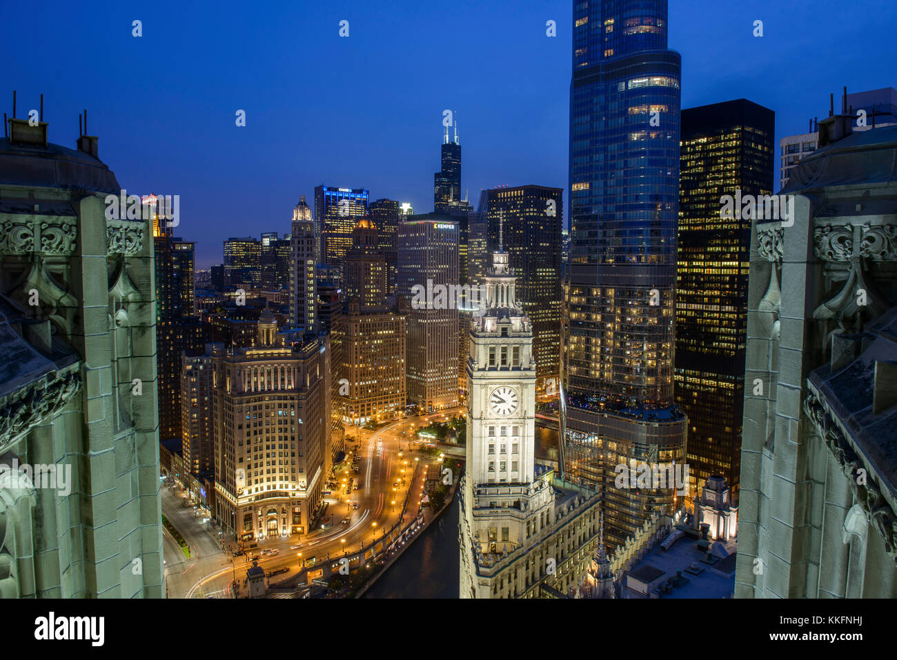 El centro de Chicago al anochecer, EE.UU. Foto de stock