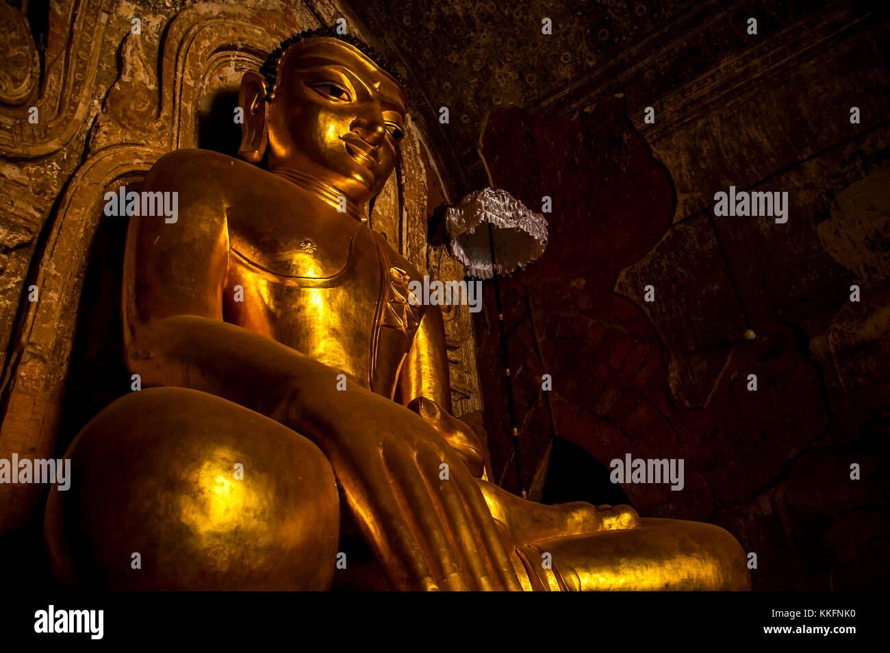 Estatua de Buda en el centro histórico de la ciudad real de Bagan, Mandalay, myanmar Foto de stock