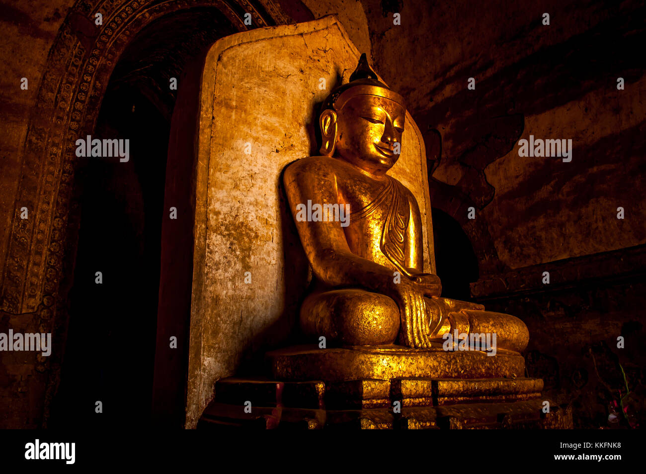 Estatua de Buda en el centro histórico de la ciudad real de Bagan, Mandalay, myanmar Foto de stock