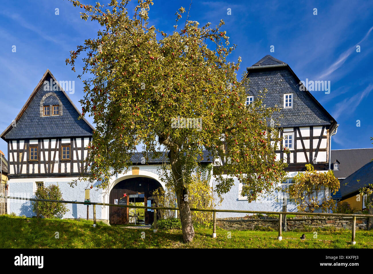 Granja de cuatro lados con Farmer's Museum en Nitschareuth cerca de Greiz, Turingia, Alemania Foto de stock