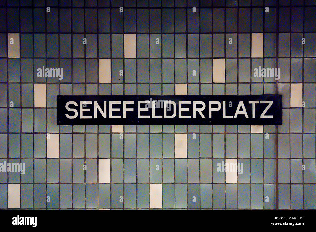 Berlín: el nombre de la estación de metro senefelderplatz en placa. Foto de stock